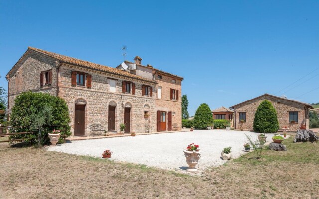 Awesome Home in Tolentino With 6 Bedrooms, Wifi and Outdoor Swimming Pool