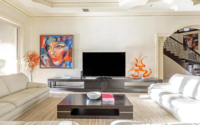 Florence by AvantStay | Estate w/ Dock & Pool | Sleeps 16