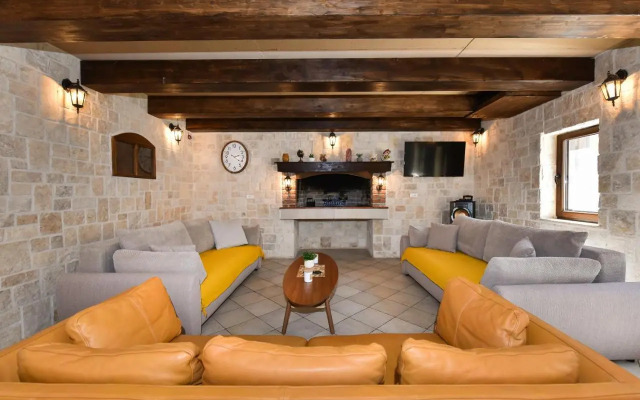 Authentic Stone House Stela & Lea