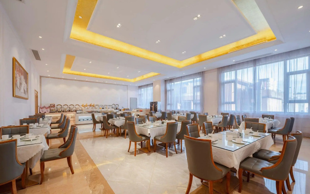 Vienna International Hotel Qishi Center Branch in Dongguan, Guangdong.