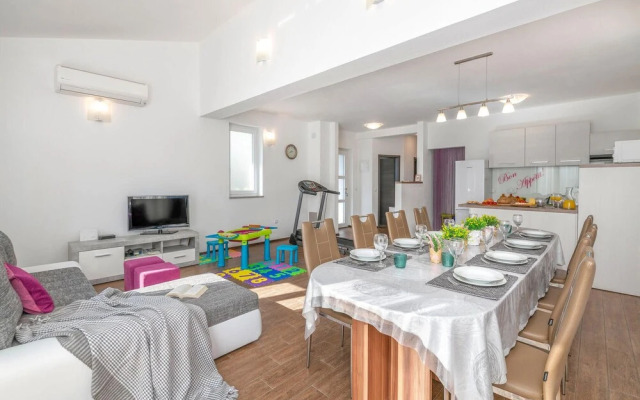 Nice Home in Valtura with Hot Tub & 4 Bedrooms