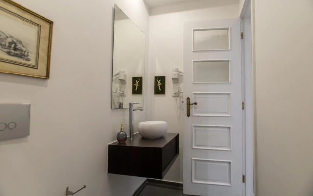 Almada Studios & Suites