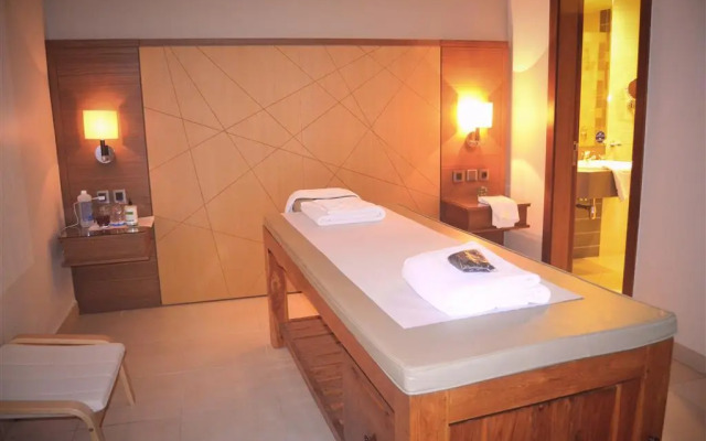 Golden Tulip Suites Breida Al Q