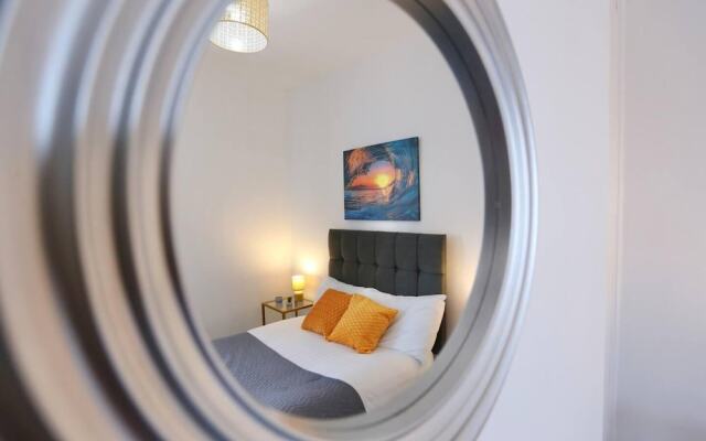 Charming 2-bed Home in Blackpool-central w Parking