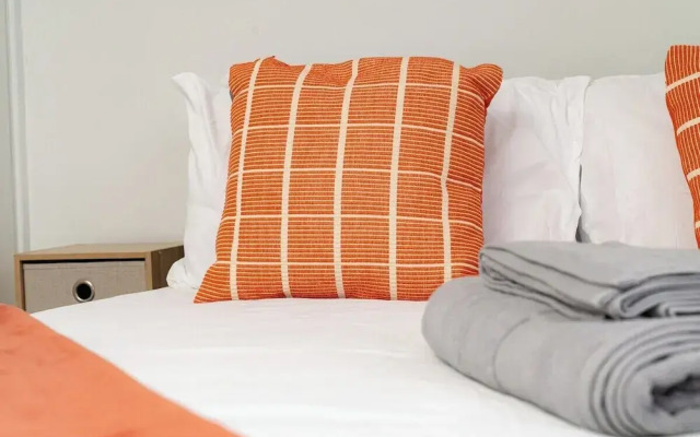 Comfortable 3-bed, 2-bath Basingstoke Stay