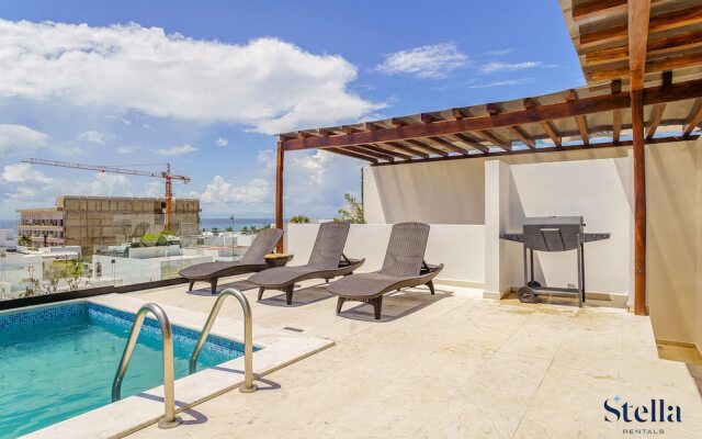 Grand Oceanview Condo with Rooftop Pools