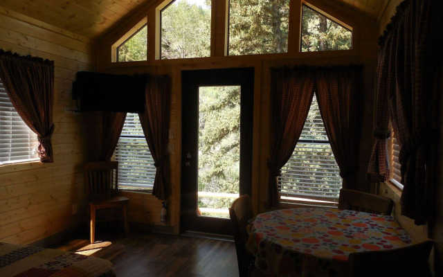 Snake River Cabin Village