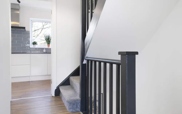 Elegant 4BR House Near City Centre Angus Suites