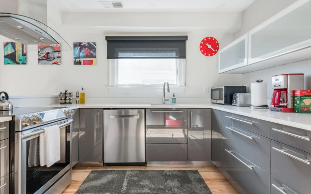 Downton Annie Apartment Three 2BD 1BA Parking