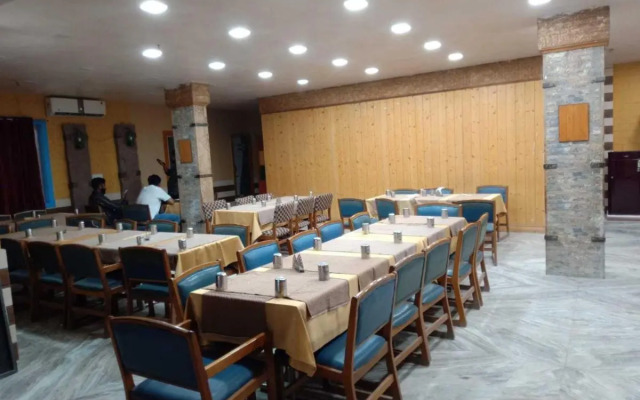Pop 90621 Hotel Vedant