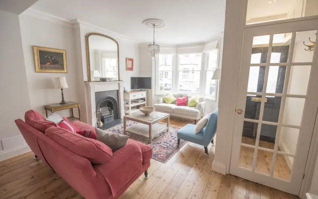 Traditional Home in Kew Gardens