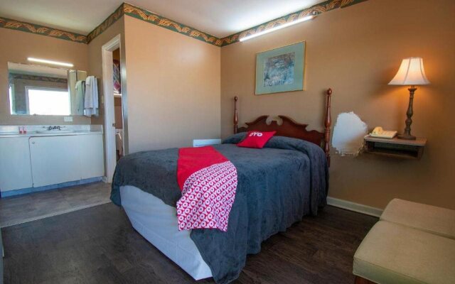 OYO Hotel Calhoun, GA I-75