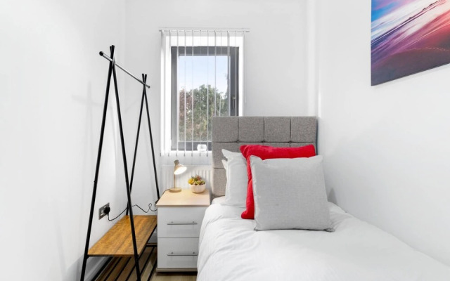 Spacious 4bedroom House-01 in Farnham Royal Slough