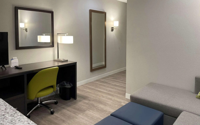 Comfort Suites Cincinnati University - Downtown