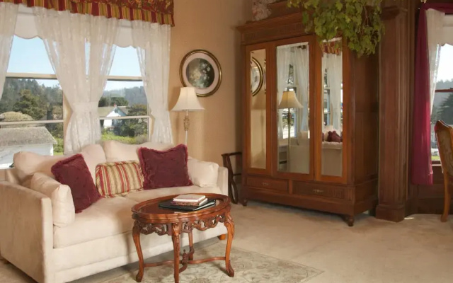 Headlands Inn Bed & Breakfast