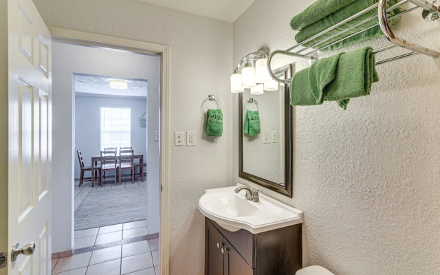Convenient Galveston Home < 1 Mi to Beach!