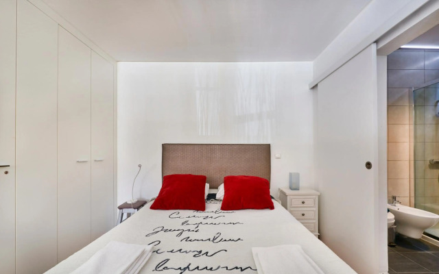 Renovated Charming Apartment, By TimeCooler