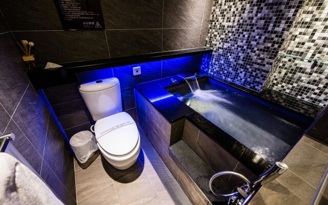 Six Fukun Hotel