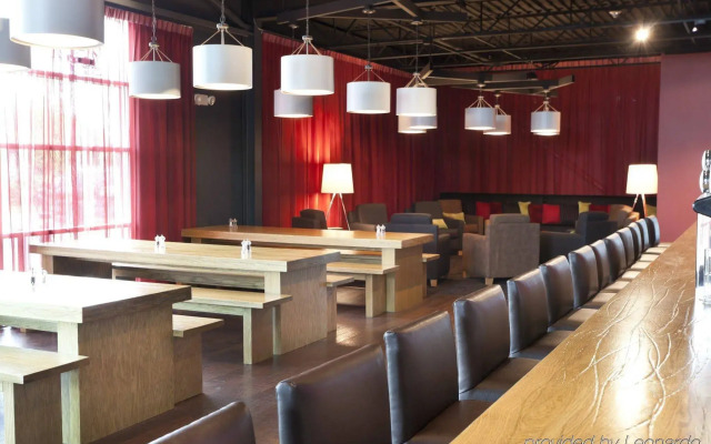 Delta Hotels by Marriott Milwaukee Northwest