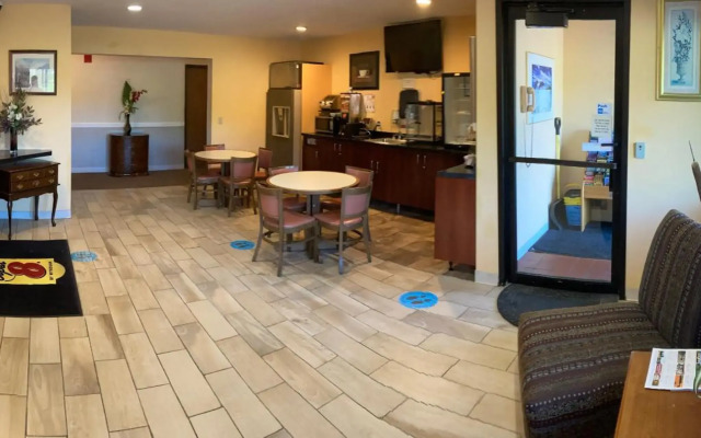Super 8 by Wyndham Chisago City