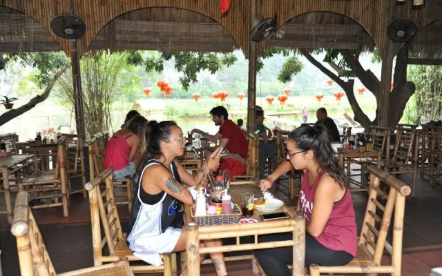 Quoc Khanh Bamboo Homestay - Hostel