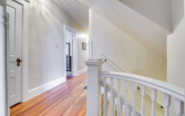 Walk to Garden & Restaurants: Zanesville Apartment