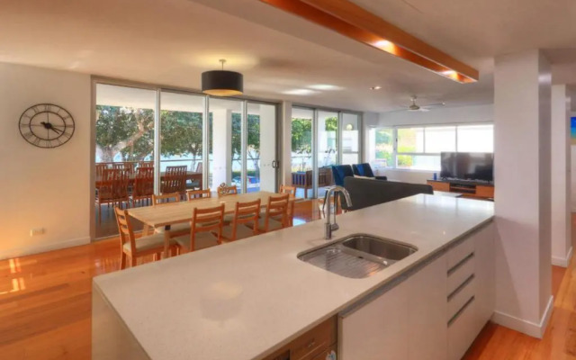 Maggies Beachfront Apartments