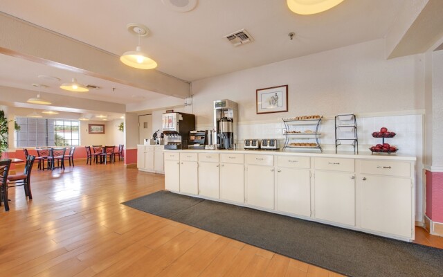 Executive Inn & Suites