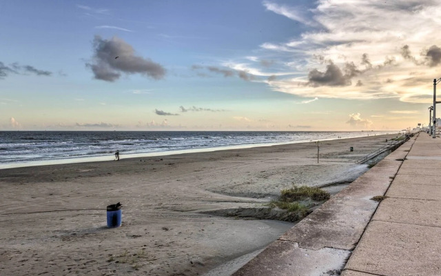 Balcony & Gulf Views: Galveston Condo Near Beach