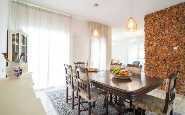 Supreme 4BR Villa With Garden & Sea View