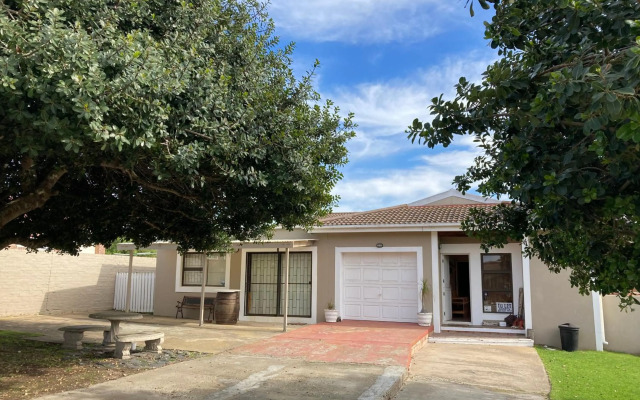 Pole Pole holiday home