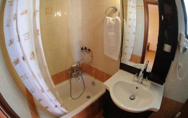 Faros Luxury Suites & Restaurant