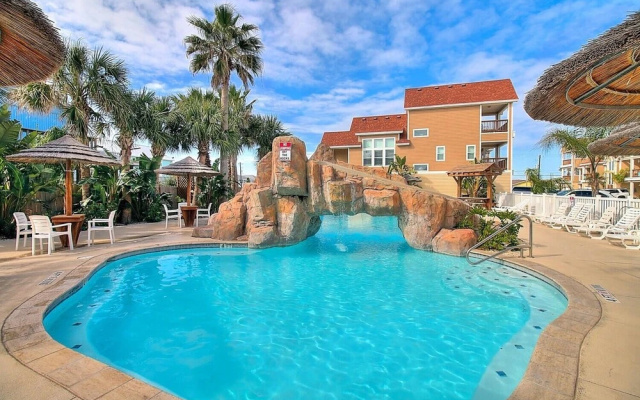 Twisted Pelican 3 Bedroom Townhouse By Redawning