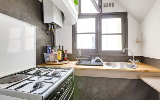 Grand prieuré apartment by Weekome