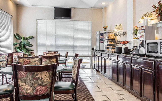 Econo Lodge Inn & Suites Ft. Jackson
