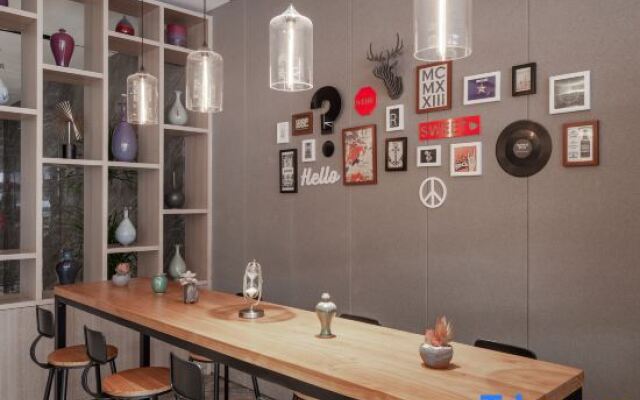 Yihai Hotel (Zhengzhou South China City Longhu Jinyi City Shopping Center Branch)