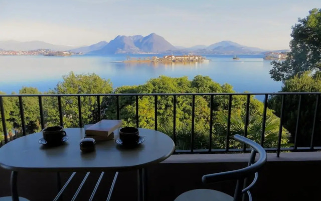 Rashad Studio With Lake View in Baveno