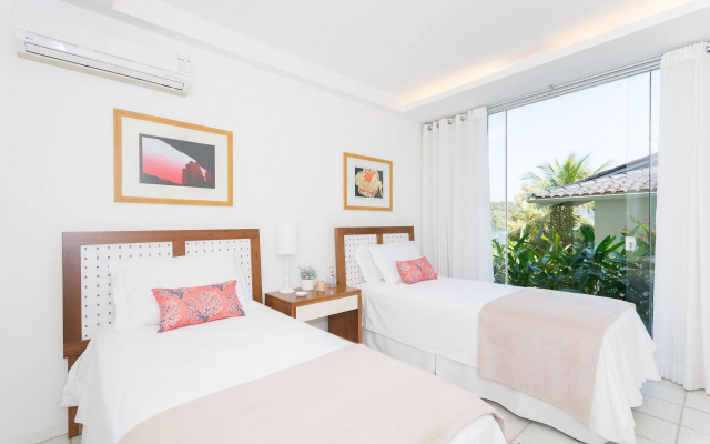 Villa com seis suítes e praia particular