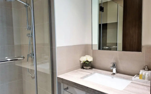 Luxurious Downtown Apt with balcony & View