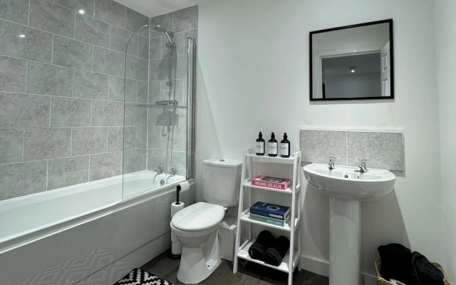 Modern 1-bed Apartment - Sleeps 4 & Central Links