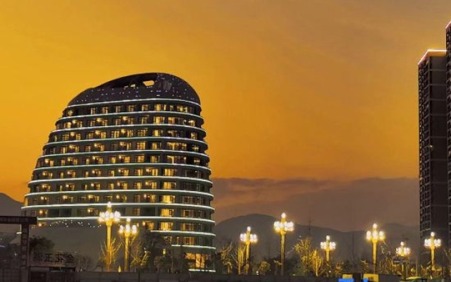 Golden Flower Jade Lake Plaza Hotel – Outside – Qujing
