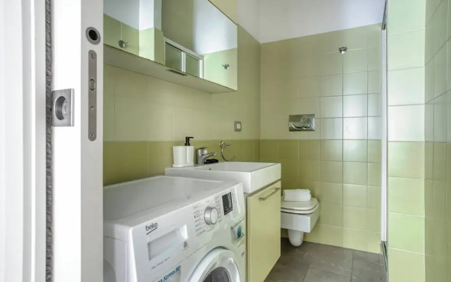 Bright 3BR flat near Park