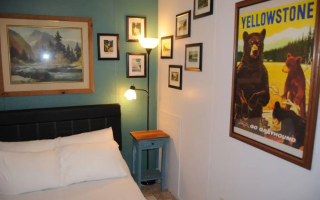 Yellowstone Motel - Adults Only