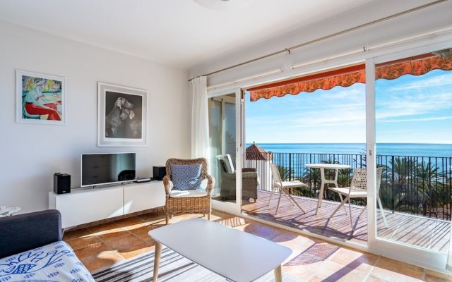 Lovely Beachfront Apartment With Sunny Balcony Ref 35