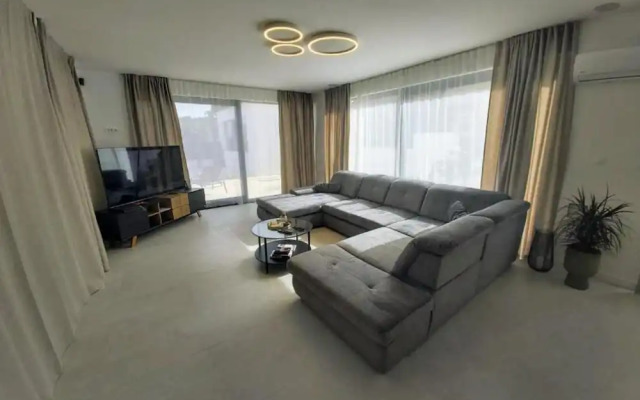 Sunset Villa Aves With Pool, Gym and Sauna