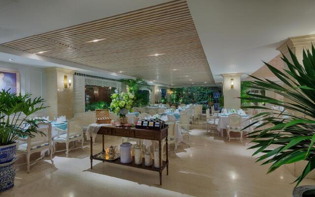 Au Lac Charner Hotel