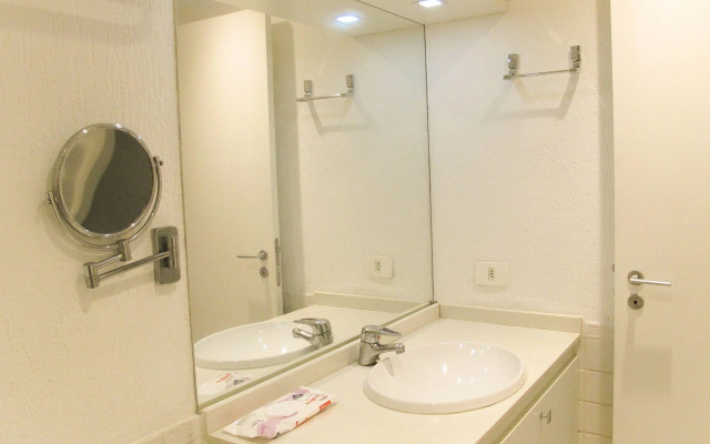 Apartamento com serviços a 300 metros do mar