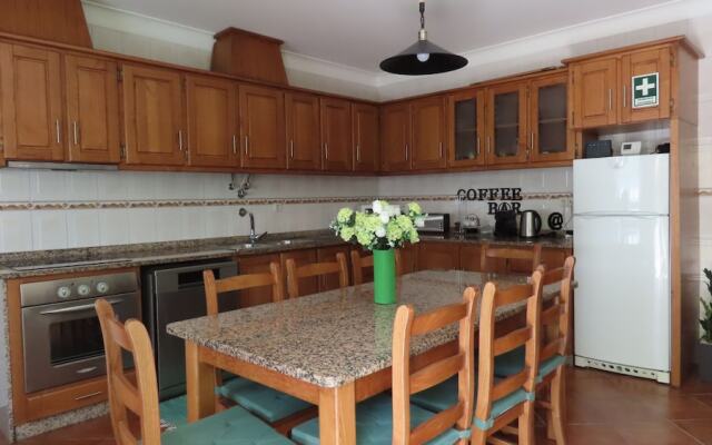Lovely 3-bed House in Queimada Ideal for Families