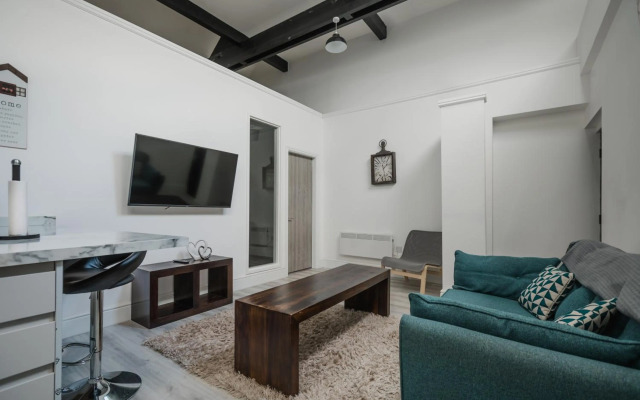 Hullidays-Theatre Hideout Apartment