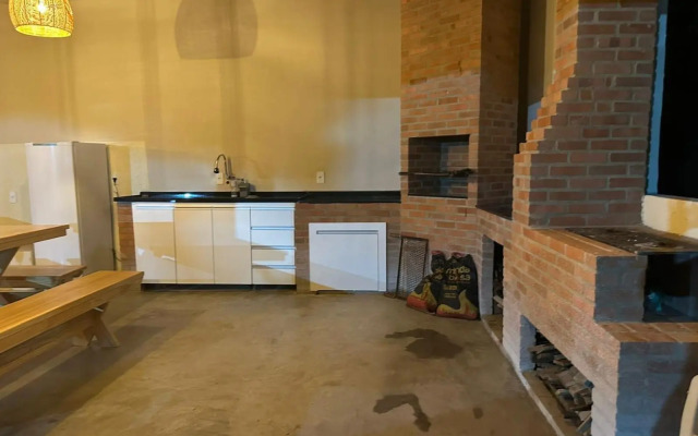 Sítio com piscina e lareira